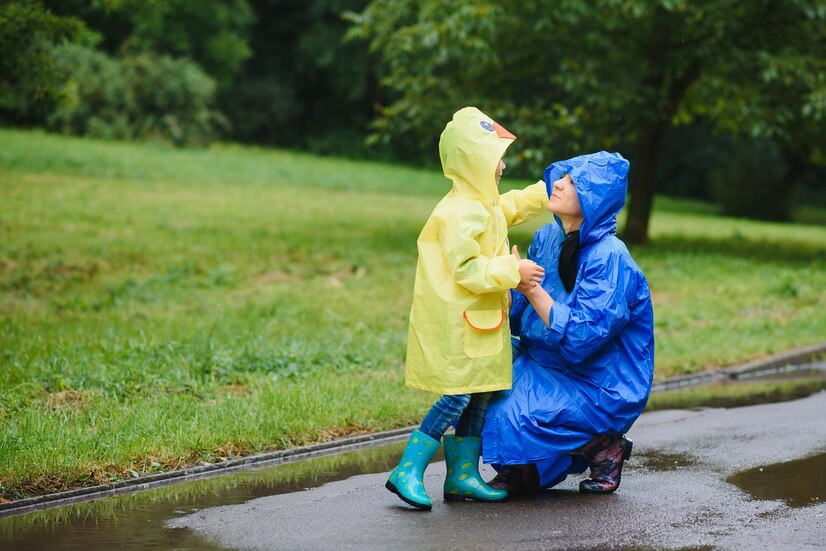 Nhường áo mưa cho người lạ, cô gái nhận niềm vui bất ngờ-1