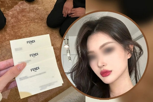 Cô gái hóa người gỗ vì bị sếp la mắng ở nơi làm việc-3