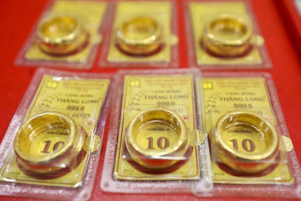 Cửa hàng phát số, người dân xếp hàng chờ mua vàng-5