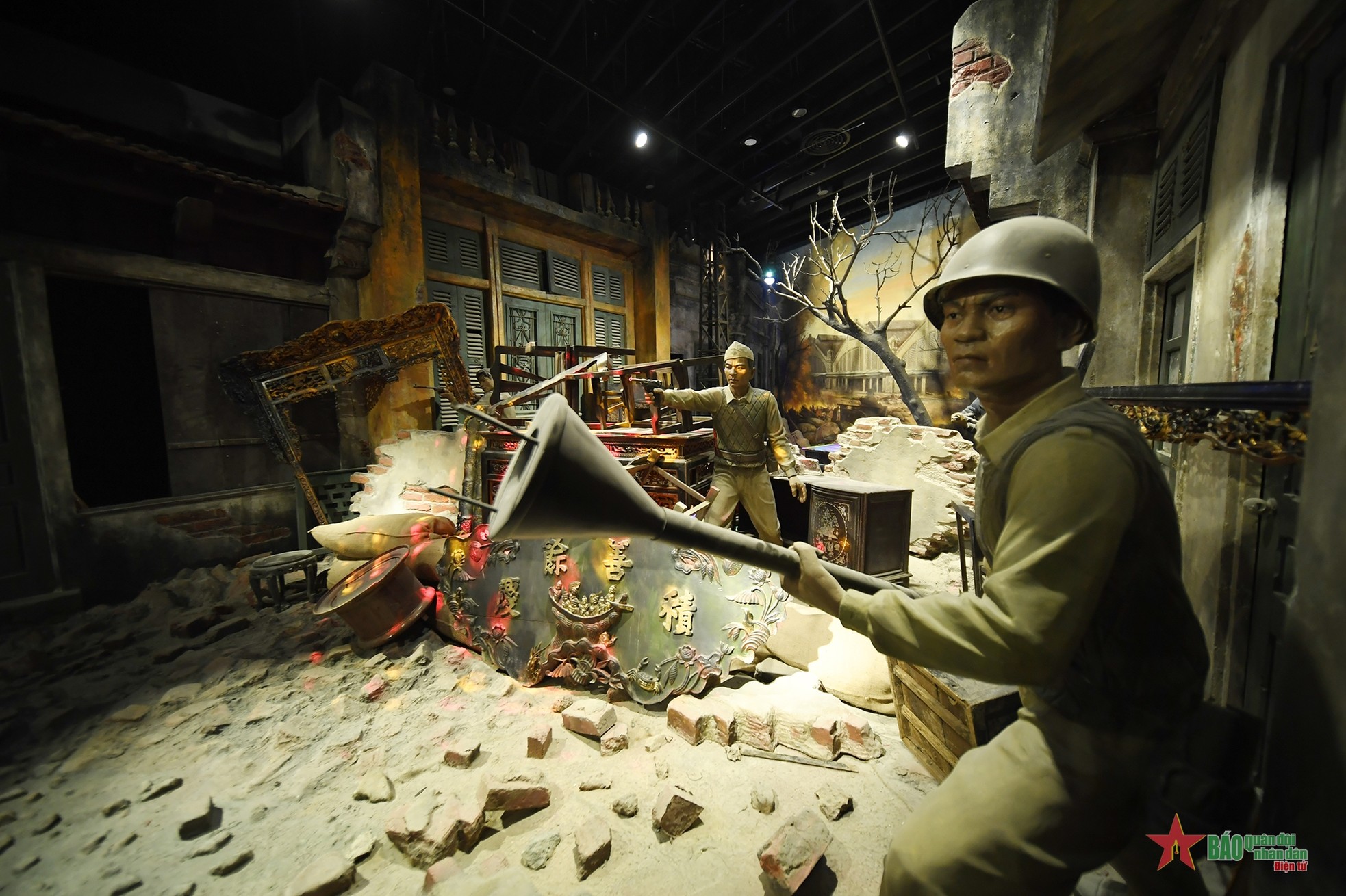 Bảo tàng Lịch sử Quân sự Việt Nam mở cửa: Giới trẻ ngóng xem tận mắt 4 Bảo vật quốc gia-8