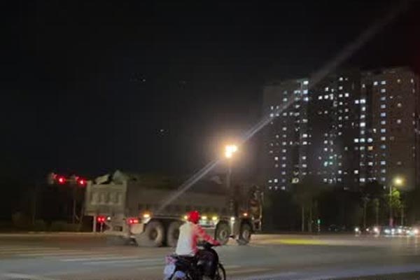 Vượt đèn đỏ, tài xế ô tô kéo lê 2 cảnh sát rồi hất văng xuống đường-2