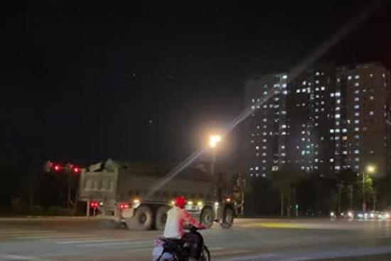 Hình ảnh ô tô tải 'nối đuôi nhau' vượt đèn đỏ ở Hà Nội