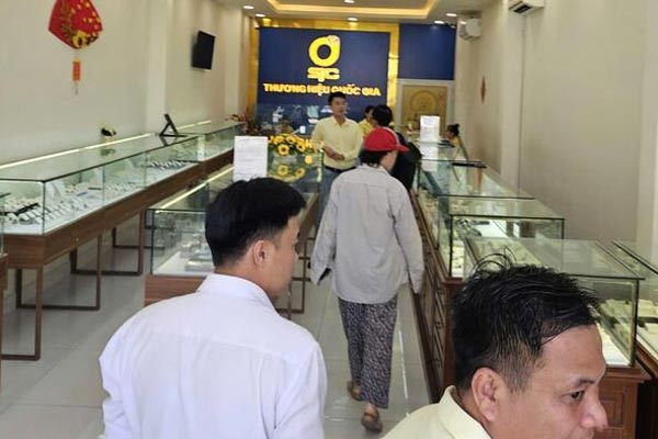 Khách mua bán nhộn nhịp trên sàn vàng tự phát, chuyên gia cảnh báo-4