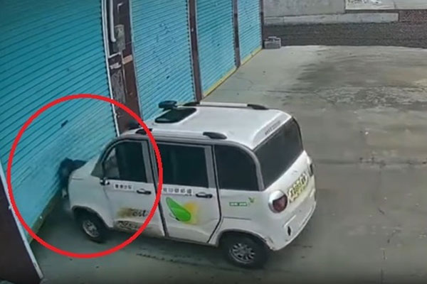 Cô gái ở TPHCM kể lại 40 giây kinh hoàng vì bị cửa cuốn ghì xuống cổ-2