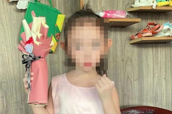 Khởi tố người mẹ hành hạ con gái ở quận 4