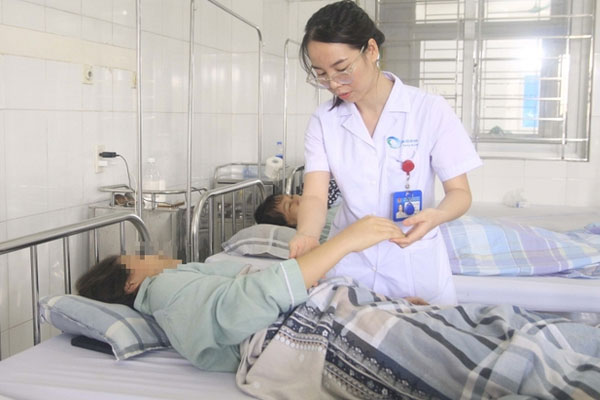 Người đàn ông 43 tuổi ở Phú Thọ đi cấp cứu vì uống nhầm thuốc diệt kiến con gái để trong tủ lạnh-3