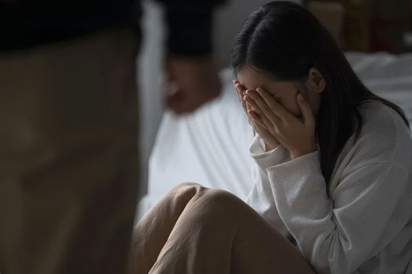 Cần tiền định mang vàng đi bán, tôi sụp đổ khi biết chồng lén lút mang hết vàng đi cho ai-1