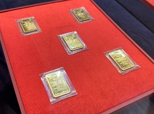 Giá vàng, USD đồng loạt nổi sóng-1