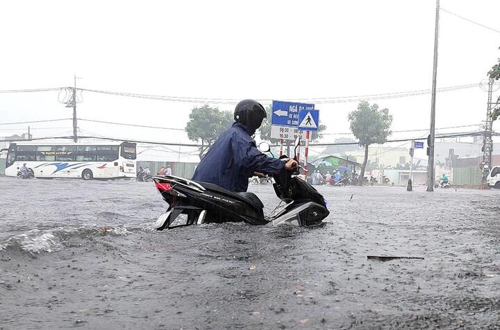 Bão Trami đang đi nhanh, miền Trung mưa xối xả từ chiều tối nay-1