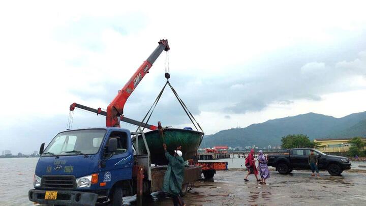 Bão Trami cách bờ 290 km, Đà Nẵng di dời dân khẩn cấp-2