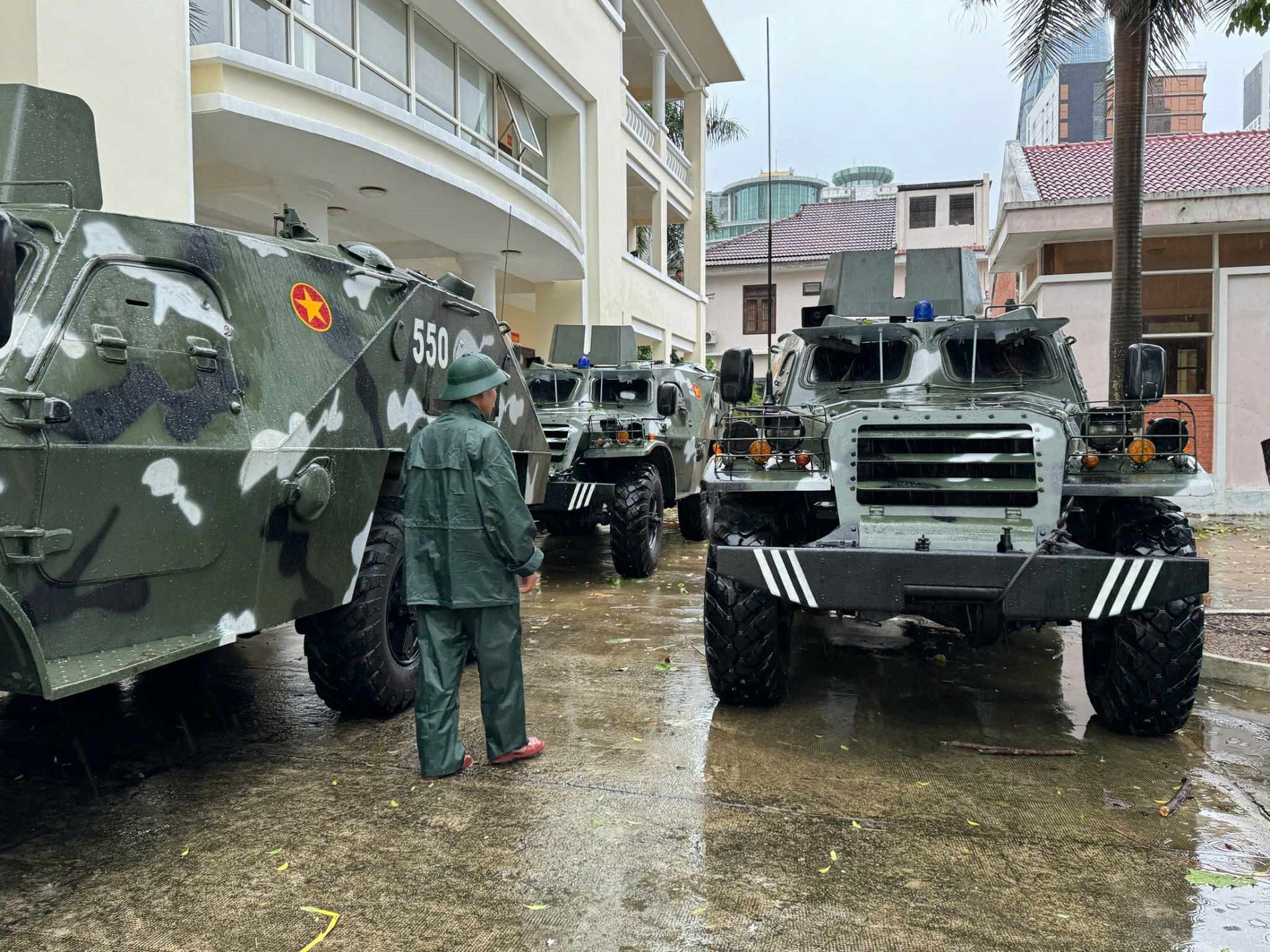 Đà Nẵng huy động xe thiết giáp ứng phó với bão số 6 Trà Mi-2