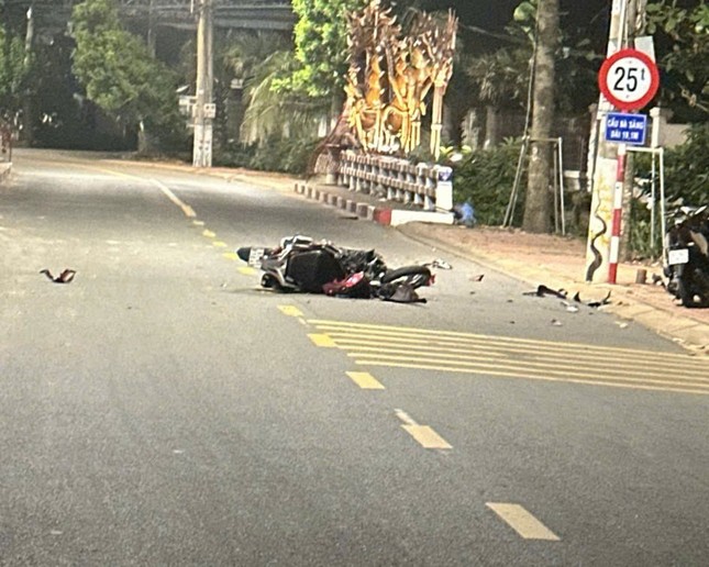 Thanh niên lao xe máy vào cột điện tử vong nghi do bị truy đuổi-1