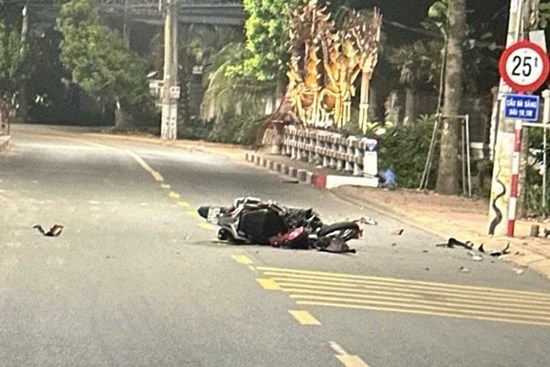 Thanh niên lao xe máy vào cột điện tử vong nghi do bị truy đuổi