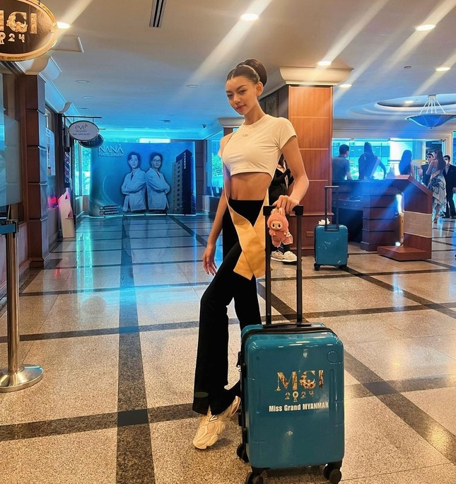 Netizen soi ra chi tiết đáng ngờ trong bức ảnh suy sụp của Miss Grand Myanmar-6