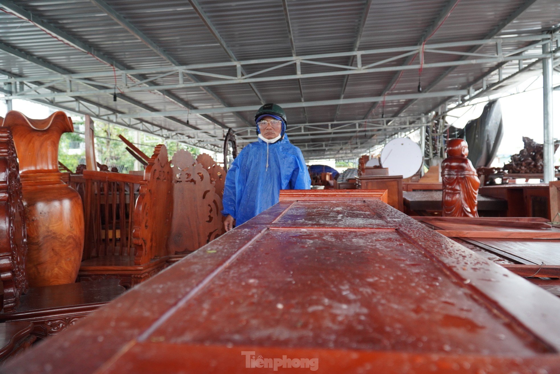 Bão Trà Mi đánh sập kho hàng gần 500 mét vuông trong tích tắc-3