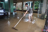 Bùn non ngập nhà sau bão số 6 Trà Mi, người dân Đà Nẵng tất bật dọn dẹp