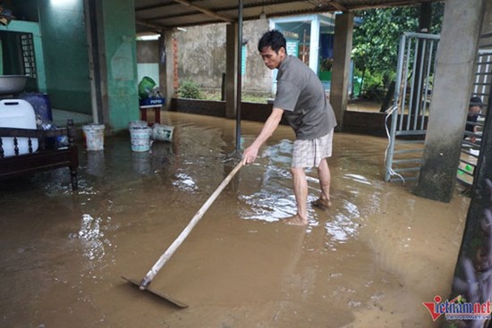 Bùn non ngập nhà sau bão số 6 Trà Mi, người dân Đà Nẵng tất bật dọn dẹp