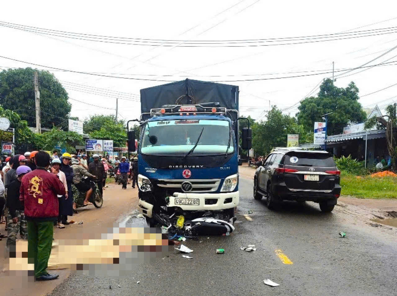 Tai nạn giao thông nghiêm trọng với xe tải, bà và cháu gái 2 tuổi tử vong-1