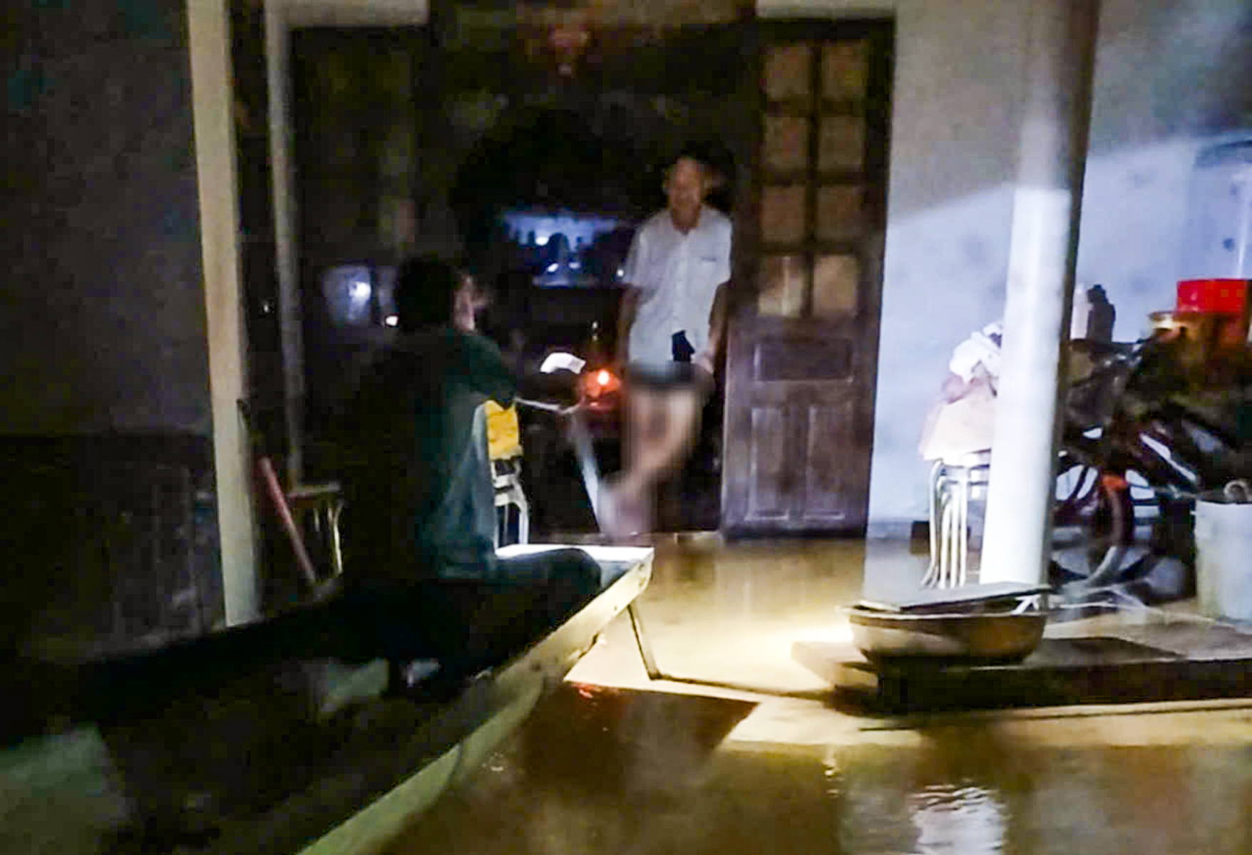 Nước lũ bủa vây, người dân miền Trung hối hả chạy lụt-9