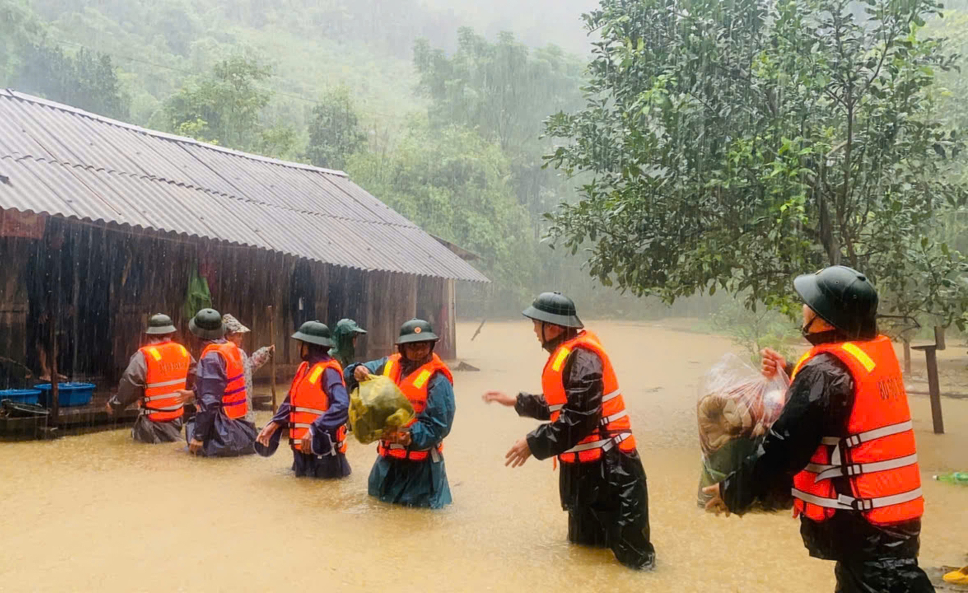 Nước lũ bủa vây, người dân miền Trung hối hả chạy lụt-1