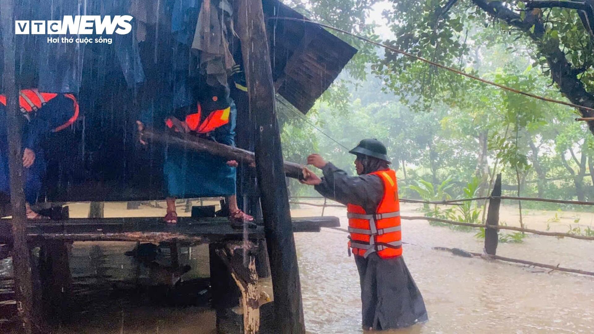 Nước lũ bủa vây, người dân miền Trung hối hả chạy lụt-2