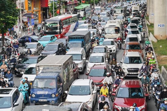 Người Hà Nội chật vật 'vượt' ùn tắc, gió lạnh đến công sở