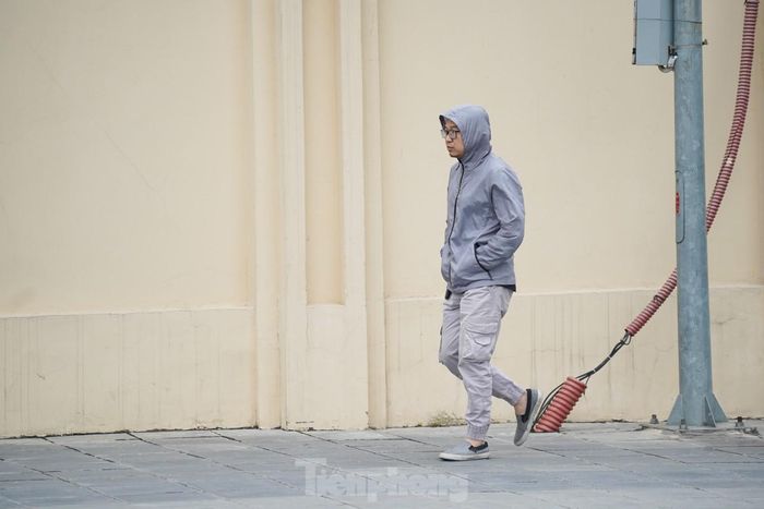 Người Hà Nội chật vật vượt ùn tắc, gió lạnh đến công sở-12