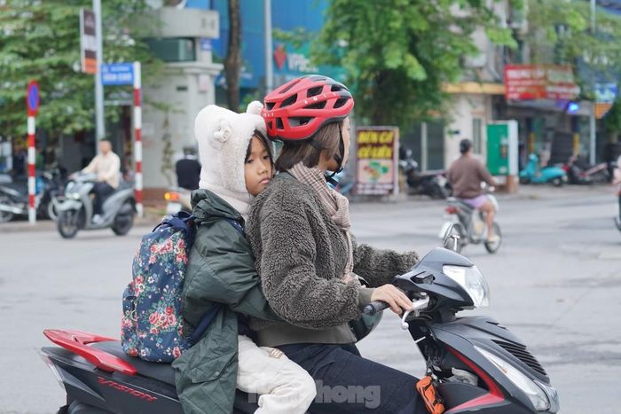 Người Hà Nội chật vật vượt ùn tắc, gió lạnh đến công sở-5