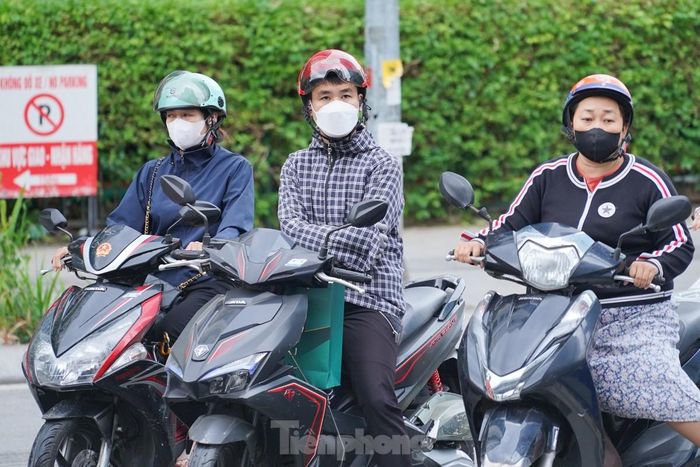 Người Hà Nội chật vật vượt ùn tắc, gió lạnh đến công sở-9