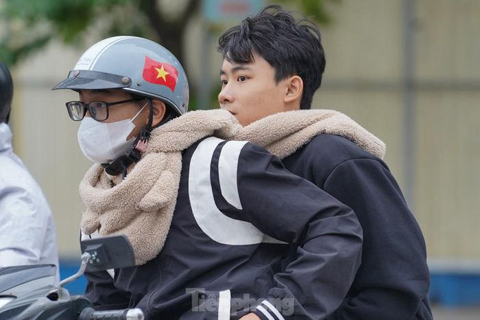 Người Hà Nội chật vật vượt ùn tắc, gió lạnh đến công sở-7