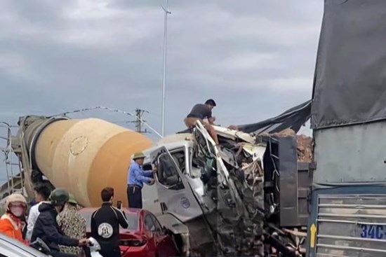 Tai nạn liên hoàn ở Bắc Ninh, 2 tài xế mắc kẹt trong cabin