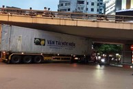 Phạt tiền, tước bằng lái tài xế xe container mắc kẹt dưới gầm cầu Ngã Tư Sở