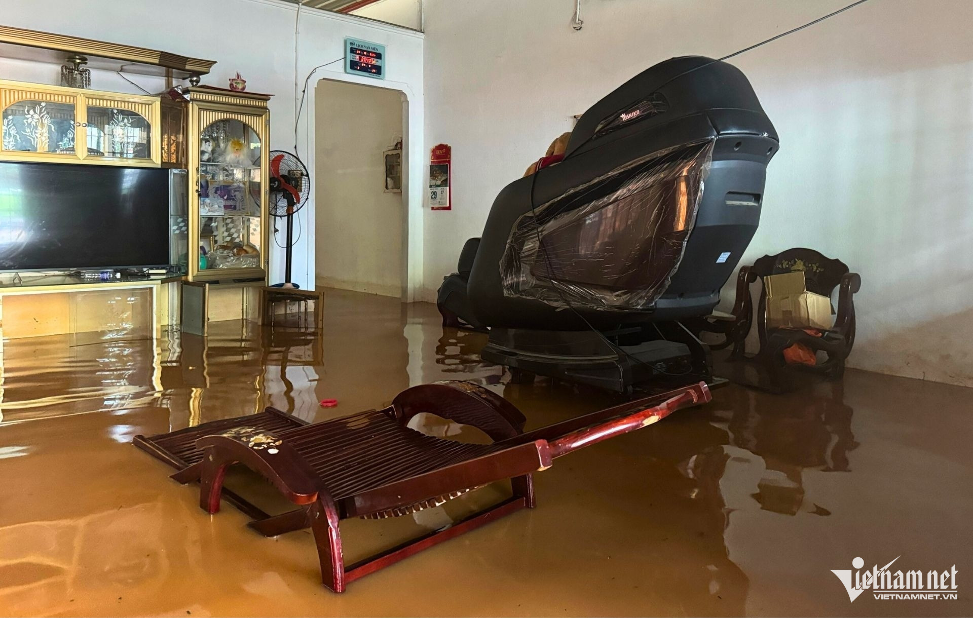 Thầy giáo chèo xuồng vào trường, hơn 3.000 học sinh nghỉ học vì nước dâng cao-2