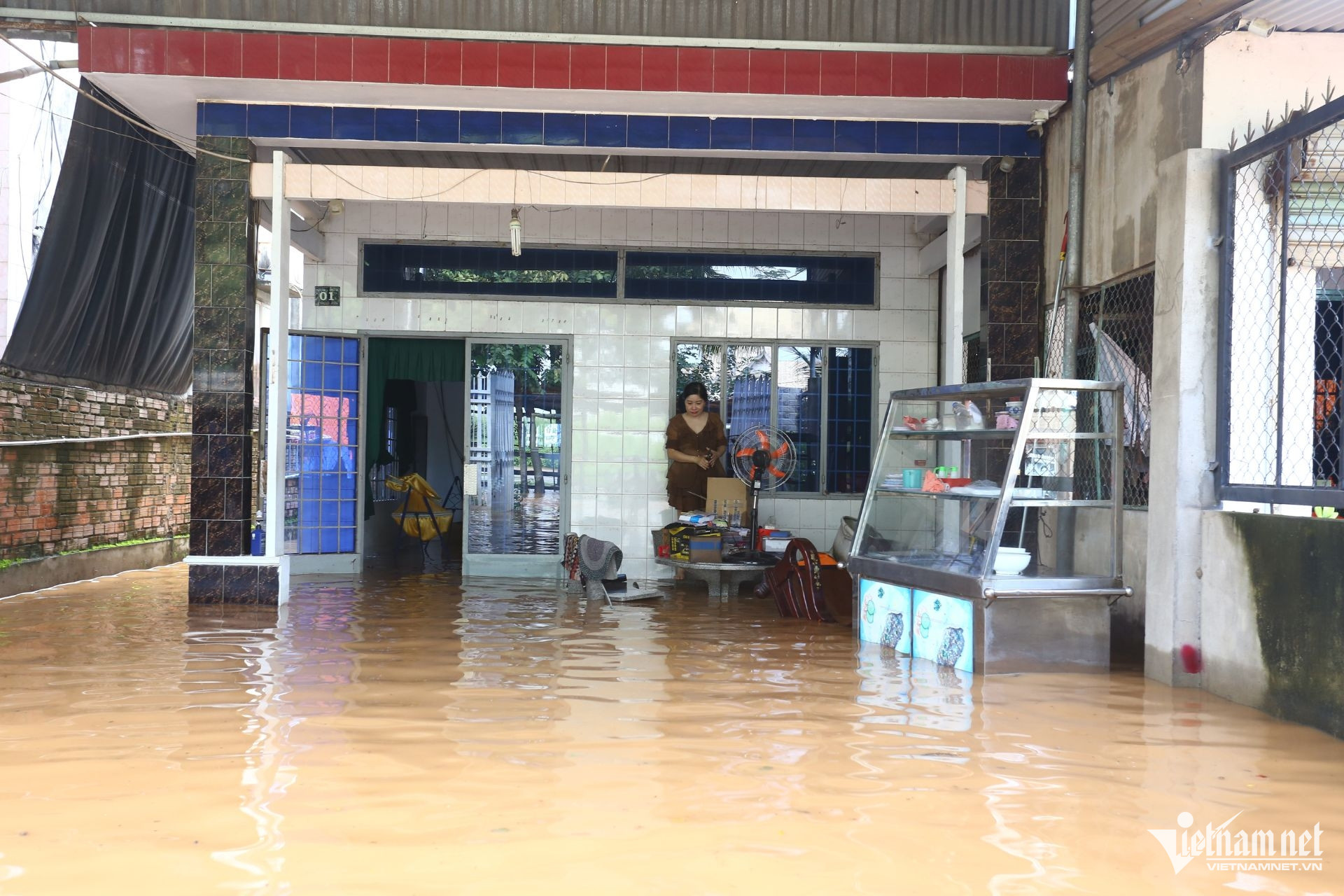 Thầy giáo chèo xuồng vào trường, hơn 3.000 học sinh nghỉ học vì nước dâng cao-3