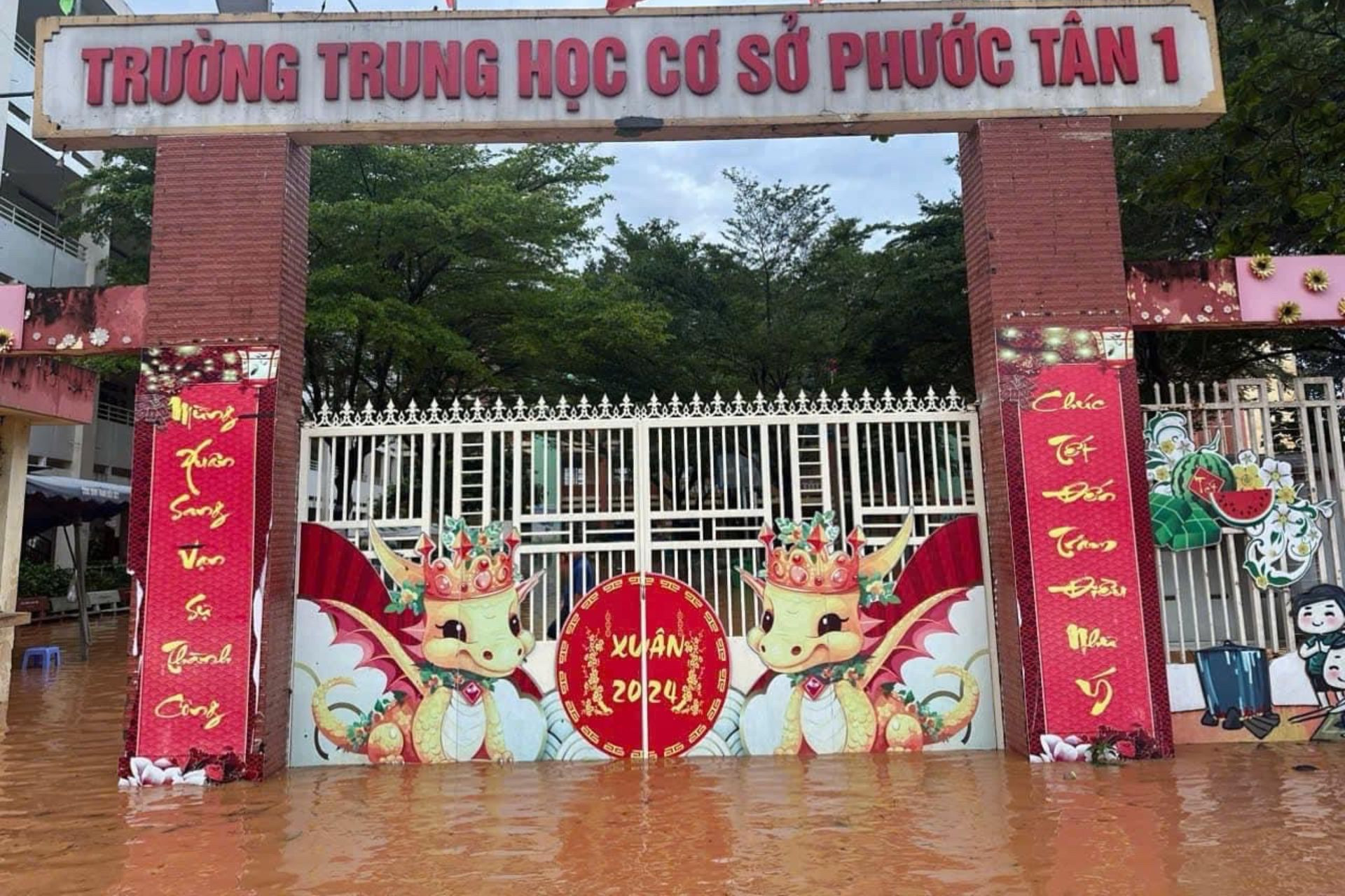 Thầy giáo chèo xuồng vào trường, hơn 3.000 học sinh nghỉ học vì nước dâng cao-4