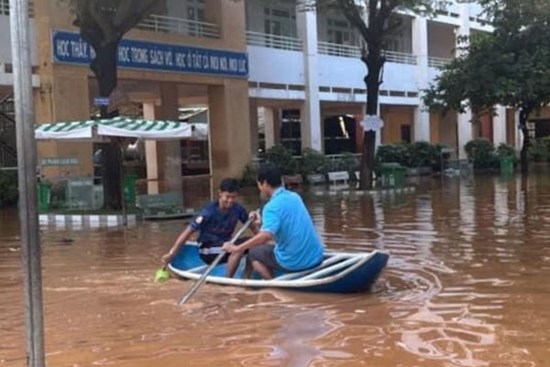 Thầy giáo chèo xuồng vào trường, hơn 3.000 học sinh nghỉ học vì nước dâng cao