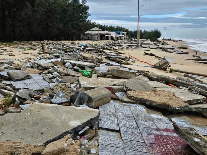 Bờ biển, đường ven bãi tắm tại Thừa Thiên-Huế bị sóng dữ cuốn nát-10