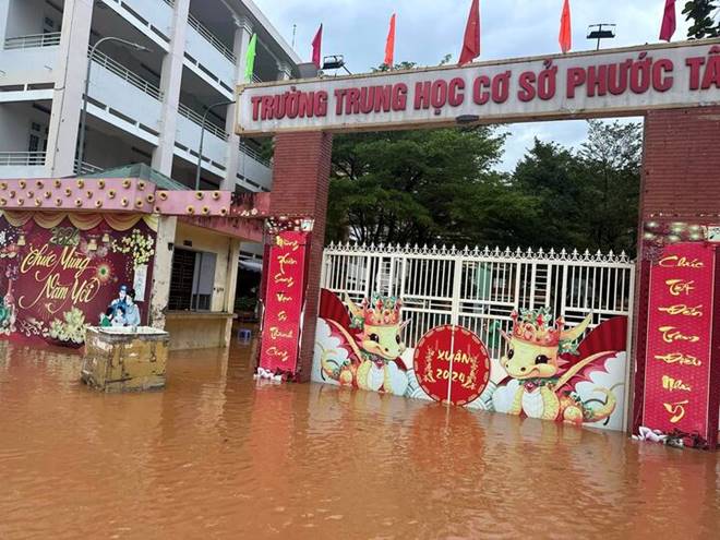 Nước lũ ngập sân trường, 2.600 học sinh ở Đồng Nai phải nghỉ học-1