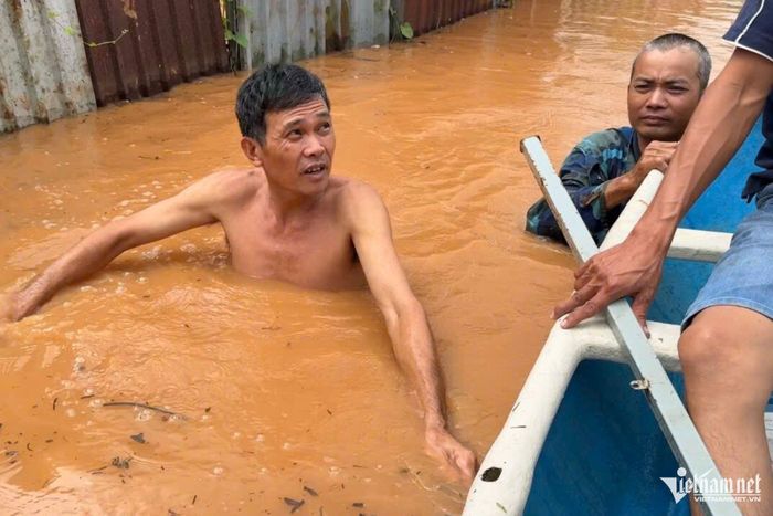 2 cha con bị điện giật, hàng trăm hộ dân ở Đồng Nai chìm trong biển nước-3