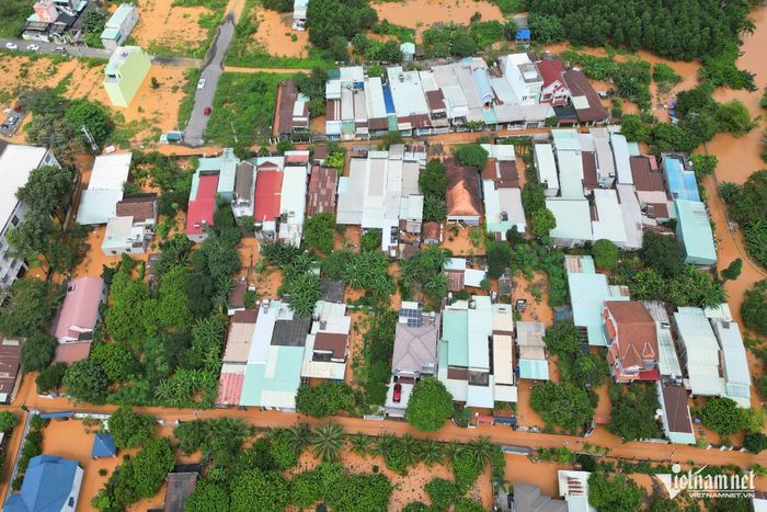 2 cha con bị điện giật, hàng trăm hộ dân ở Đồng Nai chìm trong biển nước-1