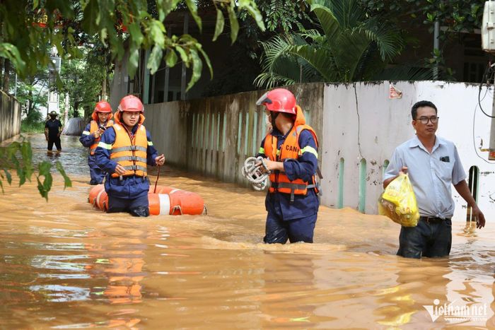 2 cha con bị điện giật, hàng trăm hộ dân ở Đồng Nai chìm trong biển nước-7