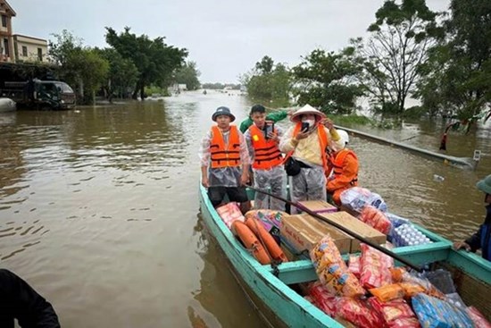 Dân vùng lũ Quảng Bình cả ngày ăn mỳ tôm sống, thèm cơm, thiếu nước sạch