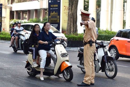 Cảnh sát giao thông Hà Nội lập chốt trước cổng trường xử lý phụ huynh, học sinh vi phạm