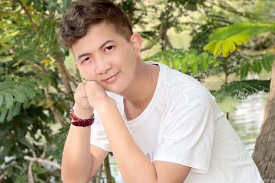 Chàng trai Long An may vá, thêu thùa, nấu ăn thoăn thoắt chỉ bằng 2 ngón tay