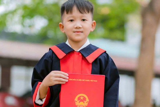 Mồ côi mẹ, nam sinh tí hon vượt nghịch cảnh vào đại học