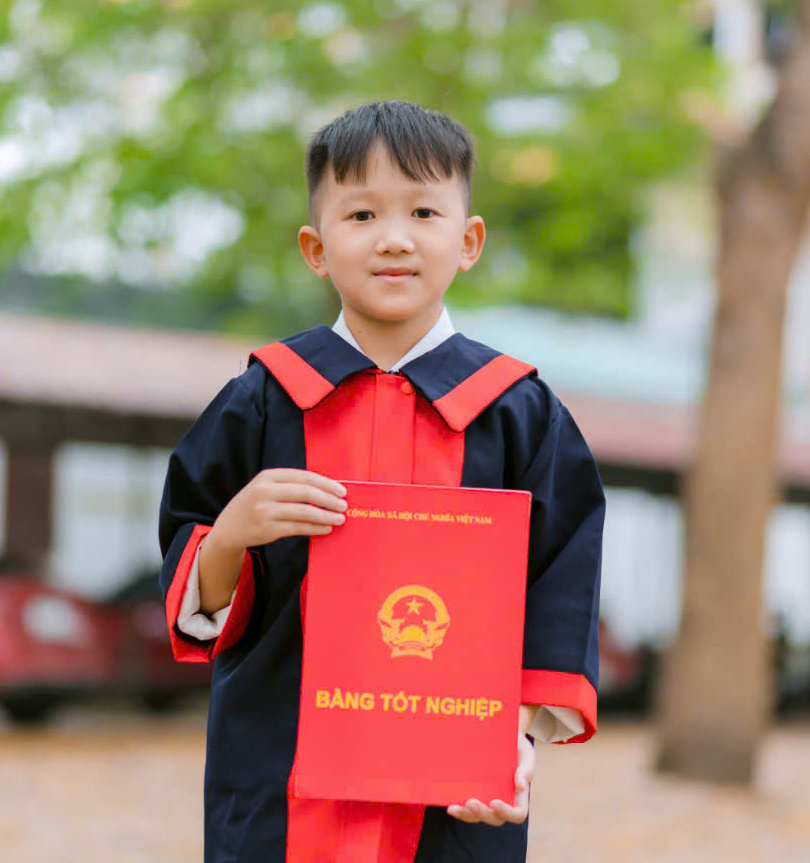 Mồ côi mẹ, nam sinh tí hon vượt nghịch cảnh vào đại học-3