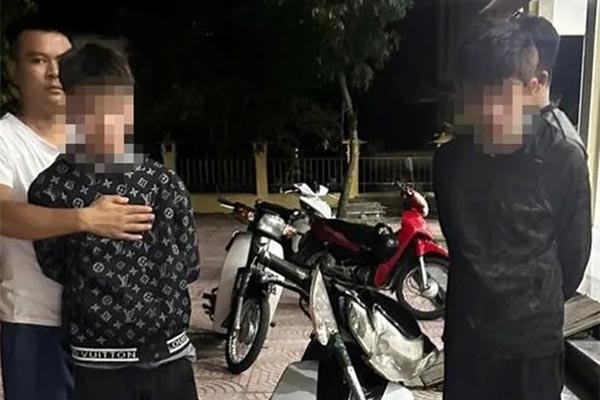 Hà Nội: Chờ mẹ ngủ, nam sinh 13 tuổi lấy xe đón bạn đi cướp tài sản-2