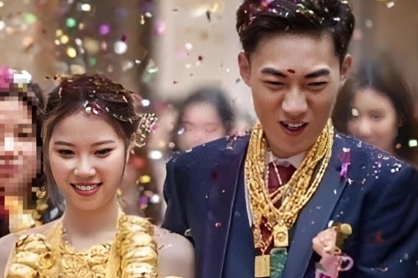 Phát hiện vàng cưới của con gái là giả, mẹ vợ khiến thông gia xấu hổ-2