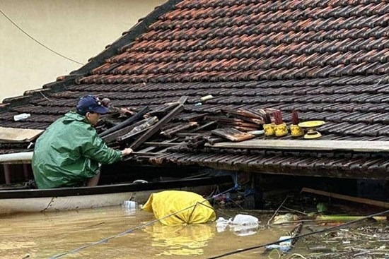 Thắt lòng cảnh đưa tang trên dòng nước lũ ở Lệ Thủy