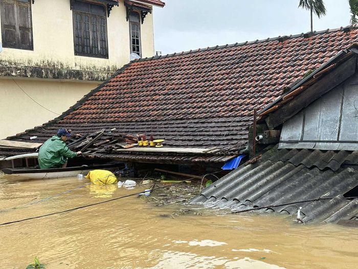 Thắt lòng cảnh đưa tang trên dòng nước lũ ở Lệ Thủy-6